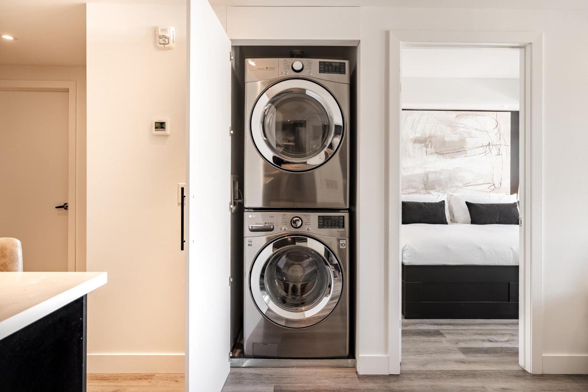 Westview Luxury Suites Ottawa Bagian luar foto