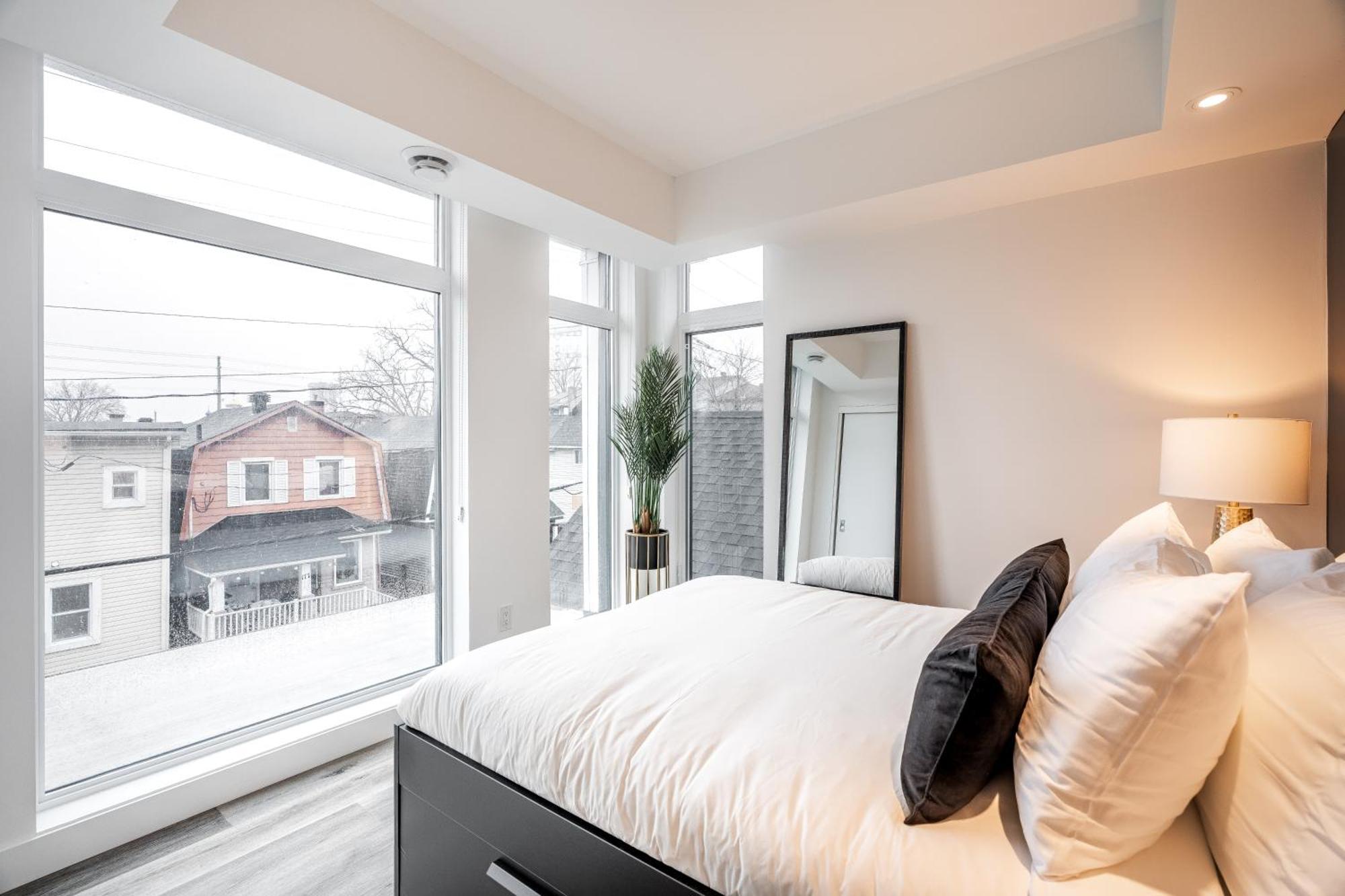 Westview Luxury Suites Ottawa Bagian luar foto